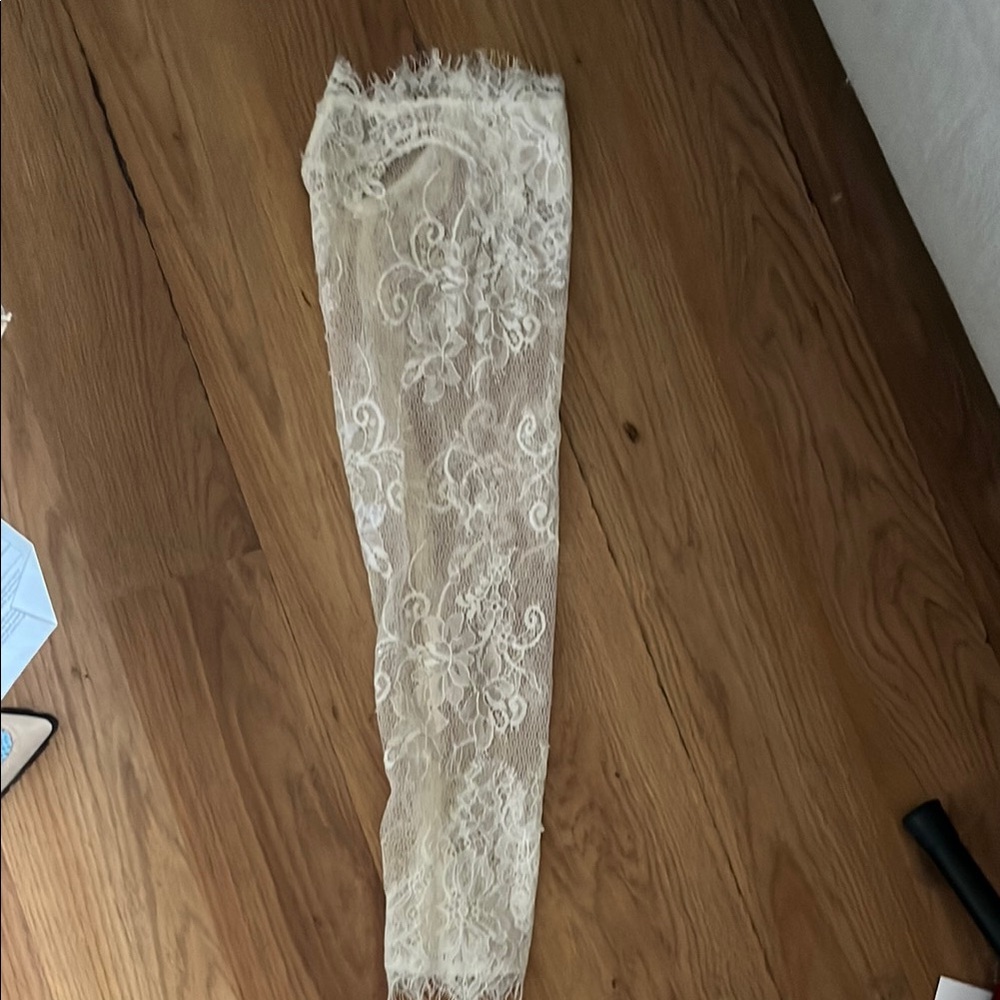 A pair of lace sleeves